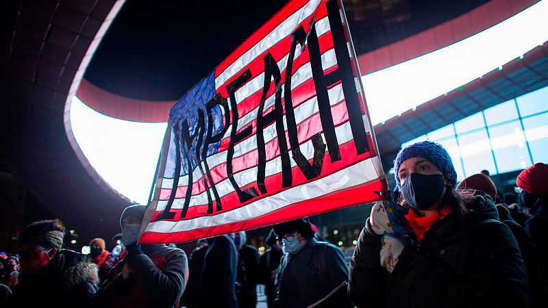 Manifestantes con una pancarta a favor del juicio político a Donald Trump