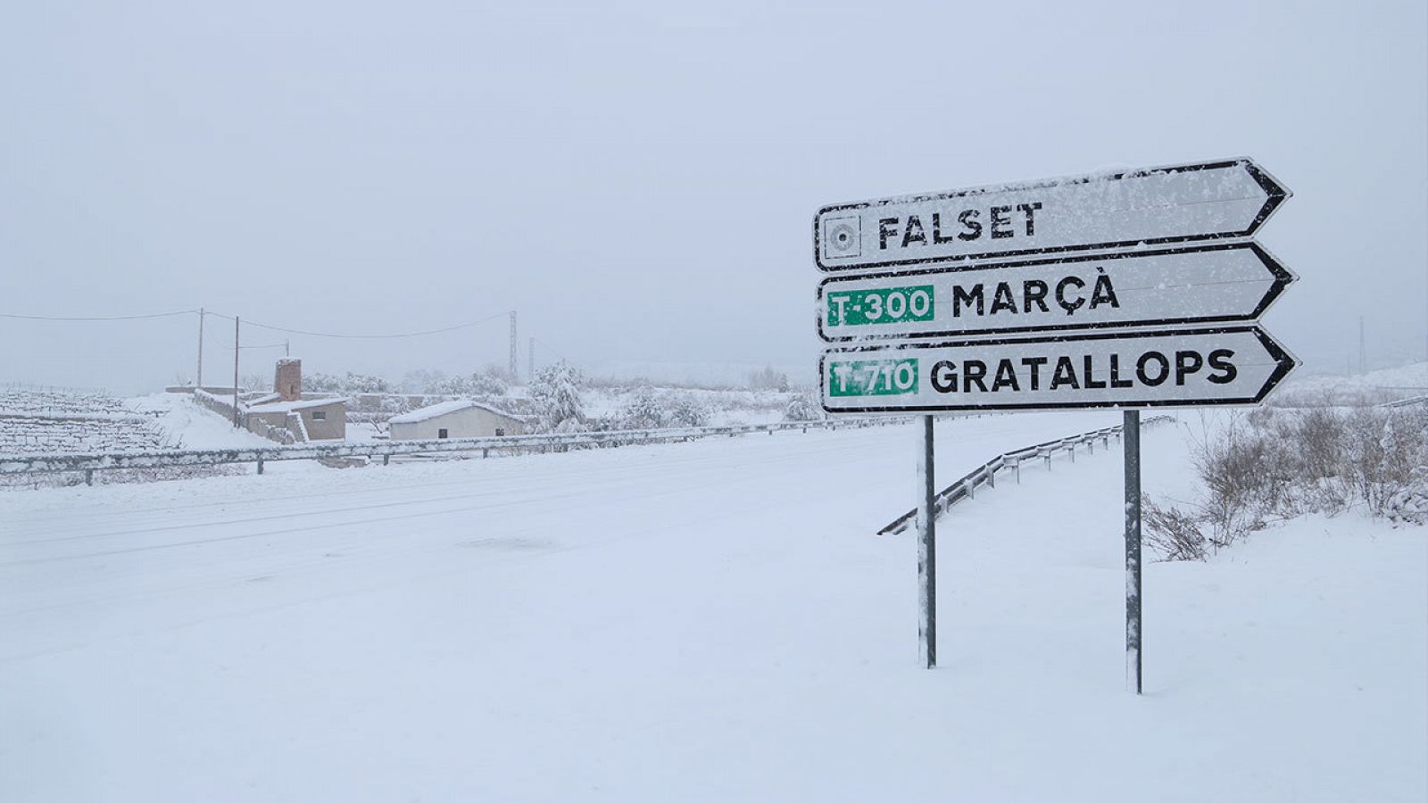 Carretera d'accés a Falset completament nevada