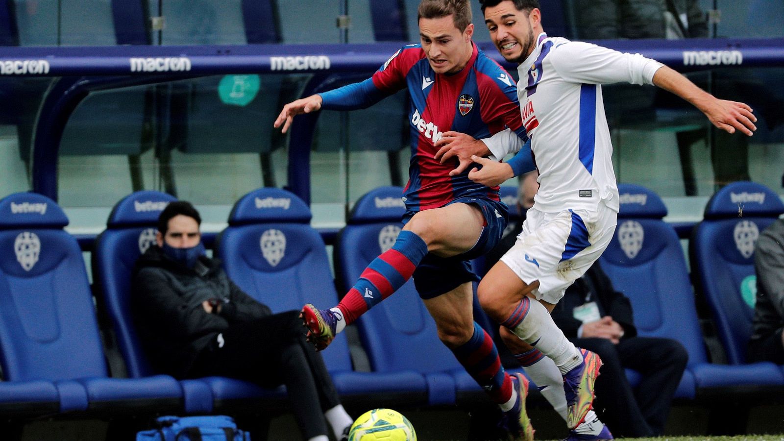 Bigas, del Levante (i) y De Frutos, del Eibar, pelean por el balón