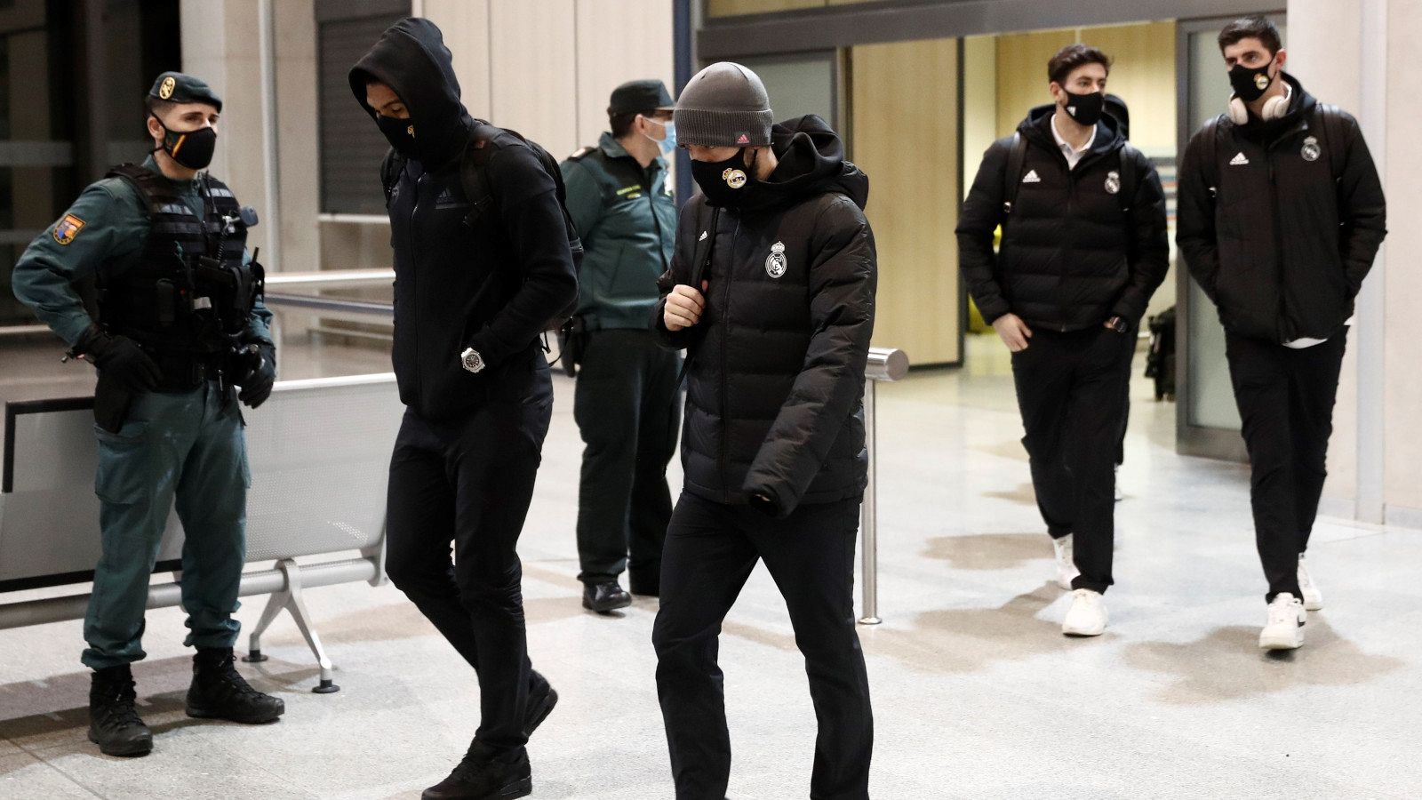 La expedición del Real Madrid a su llegada al aeropuerto de Pamplona el viernes