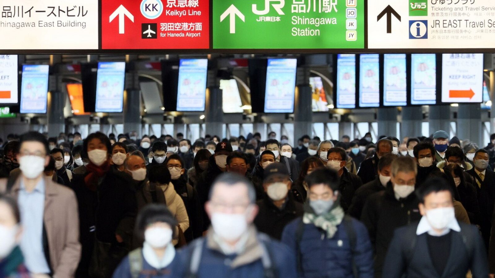 Pasajeros en una estación de tren de Tokio