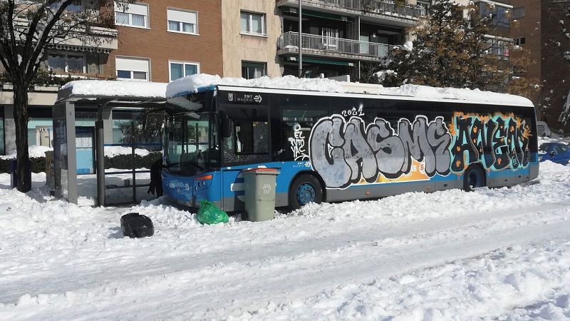 Un autobús de la EMT atrapado en la nieve en Madrid tras el paso de Filomena.  EFE/José Luís Fernández-Checa Roy