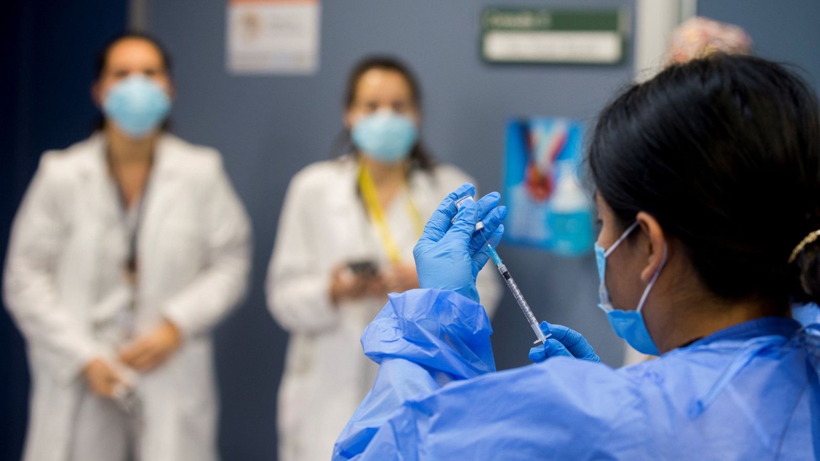 Una profesional sanitaria del Hospital de Sant Pau, prepara una de las vacunas que se dispensan a los sanitarios