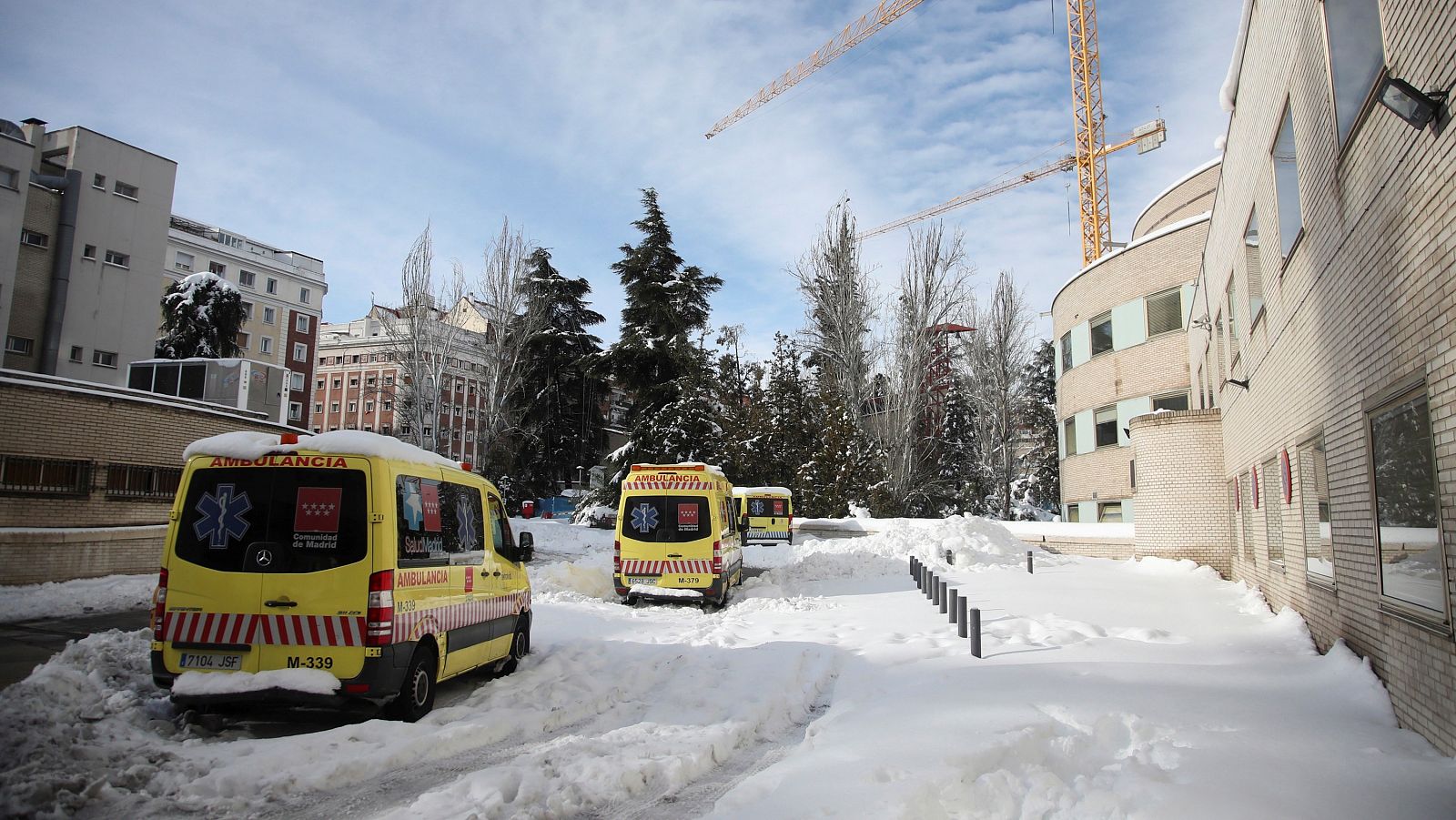 Ambulancias en el Hospital Gregorio Marañón de Madrid, donde persiste la nieve acumulada tras el paso de Filomena.