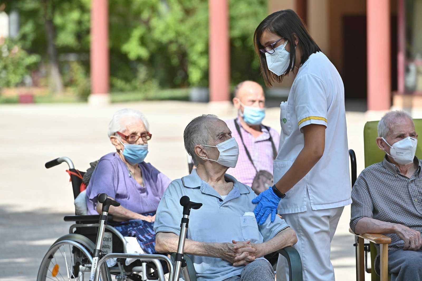 Varios ancianos que viven en una residencia de Alcalá de Henares, Madrid.