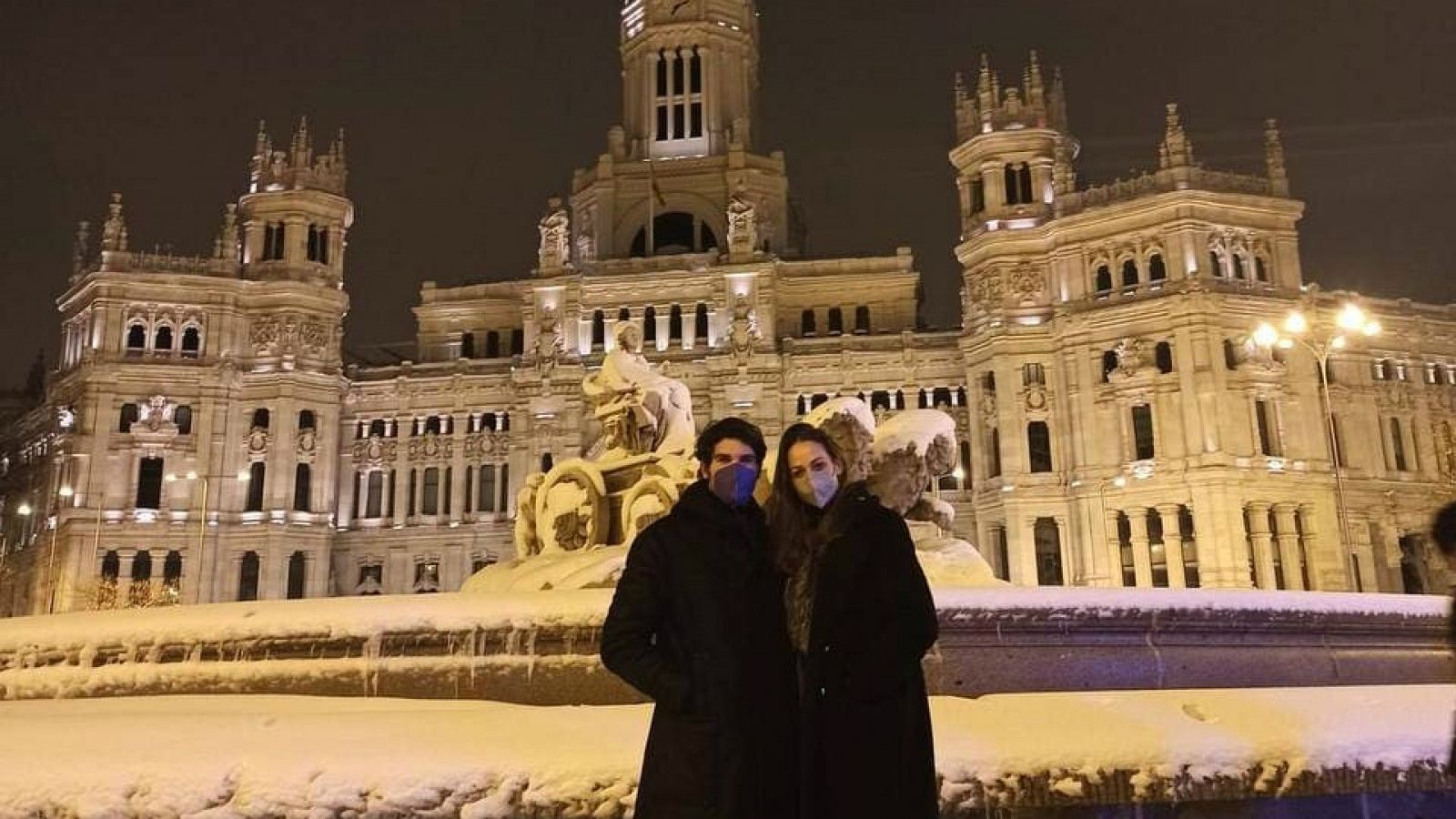 Cayetano Rivera Ordoñez y Eva González disfrutan de la nieve en Madrid