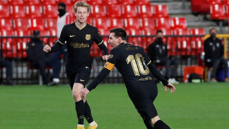 Leo Messi y Frenkie de Jong (al fondo) celebran un gol en un partido reciente del Barça.