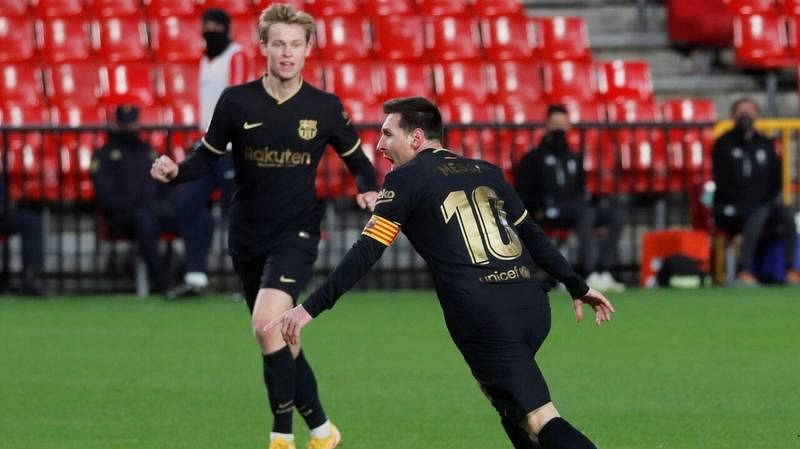 Leo Messi y Frenkie de Jong (al fondo) celebran un gol en un partido reciente del Barça.