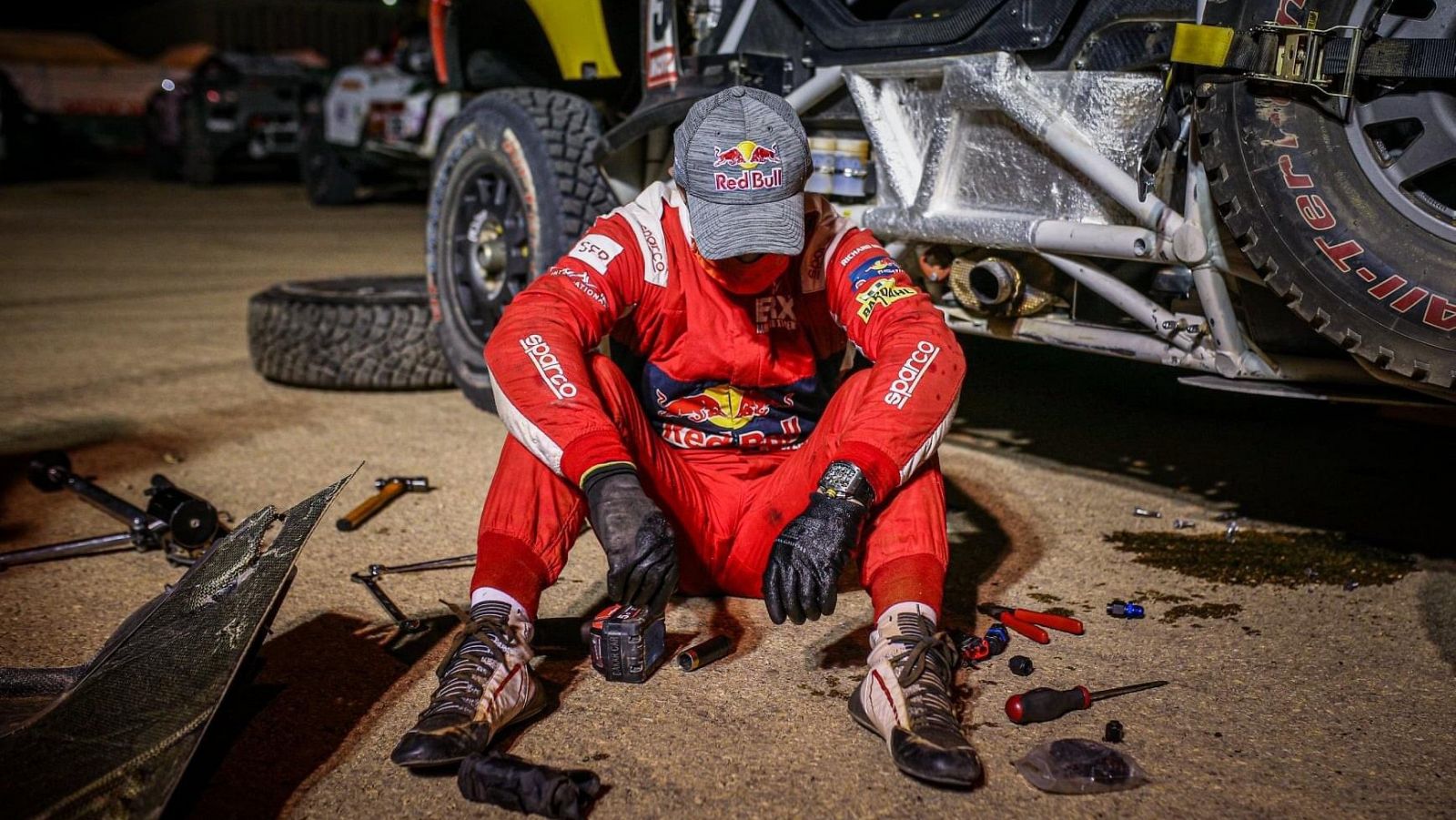 El piloto Sebastíen Loeb, agotado, tras no poder arreglar su coche y verse obligado a abandonar el Dakar