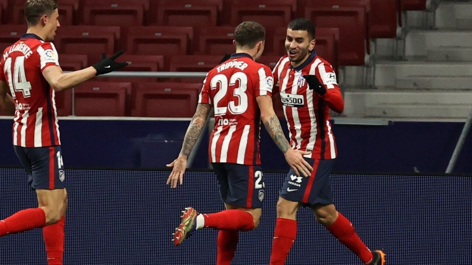 Llorente, Trippier y Correa celebran el gol del último ante el Sevilla.