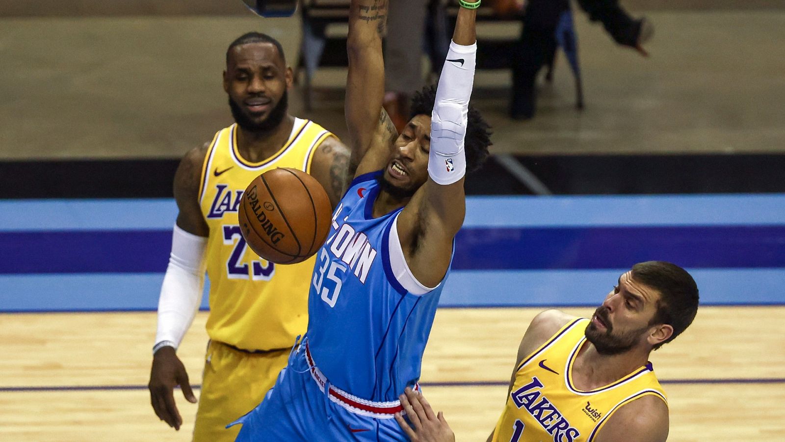 Christian Wood (35), de Rockets, entra a canasta ante la presión del español de Lakers, Marc Gasol.