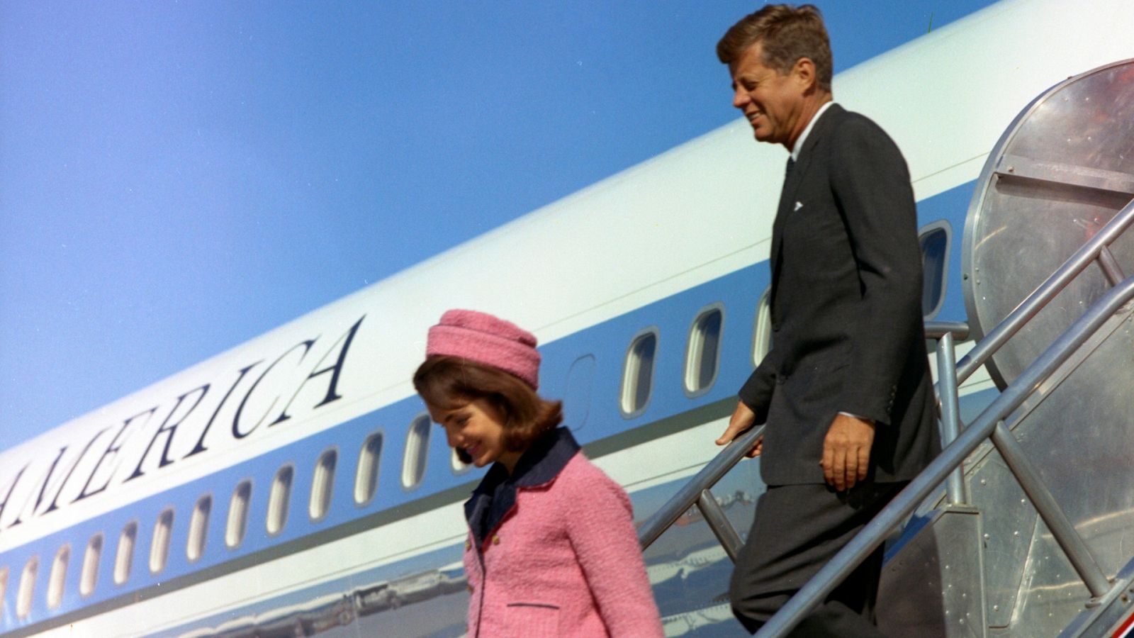 Jackie y John Fitzerald Kennedy llegan a Dallas horas antes del asesinato del presidente
