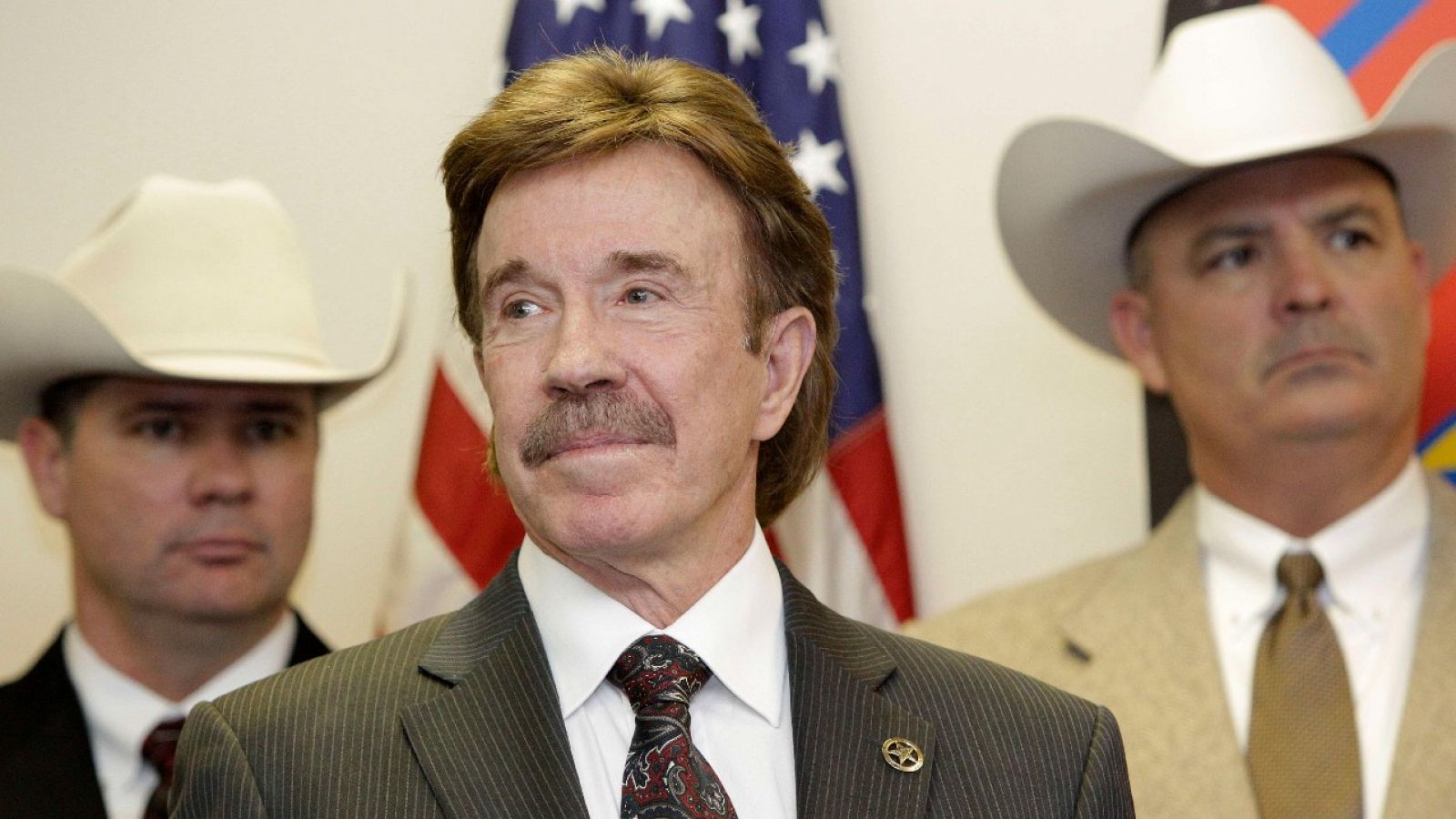 Chuck Norris niega su apoyo a las revueltas: "En nuestra sociedad no hay lugar para la violencia"