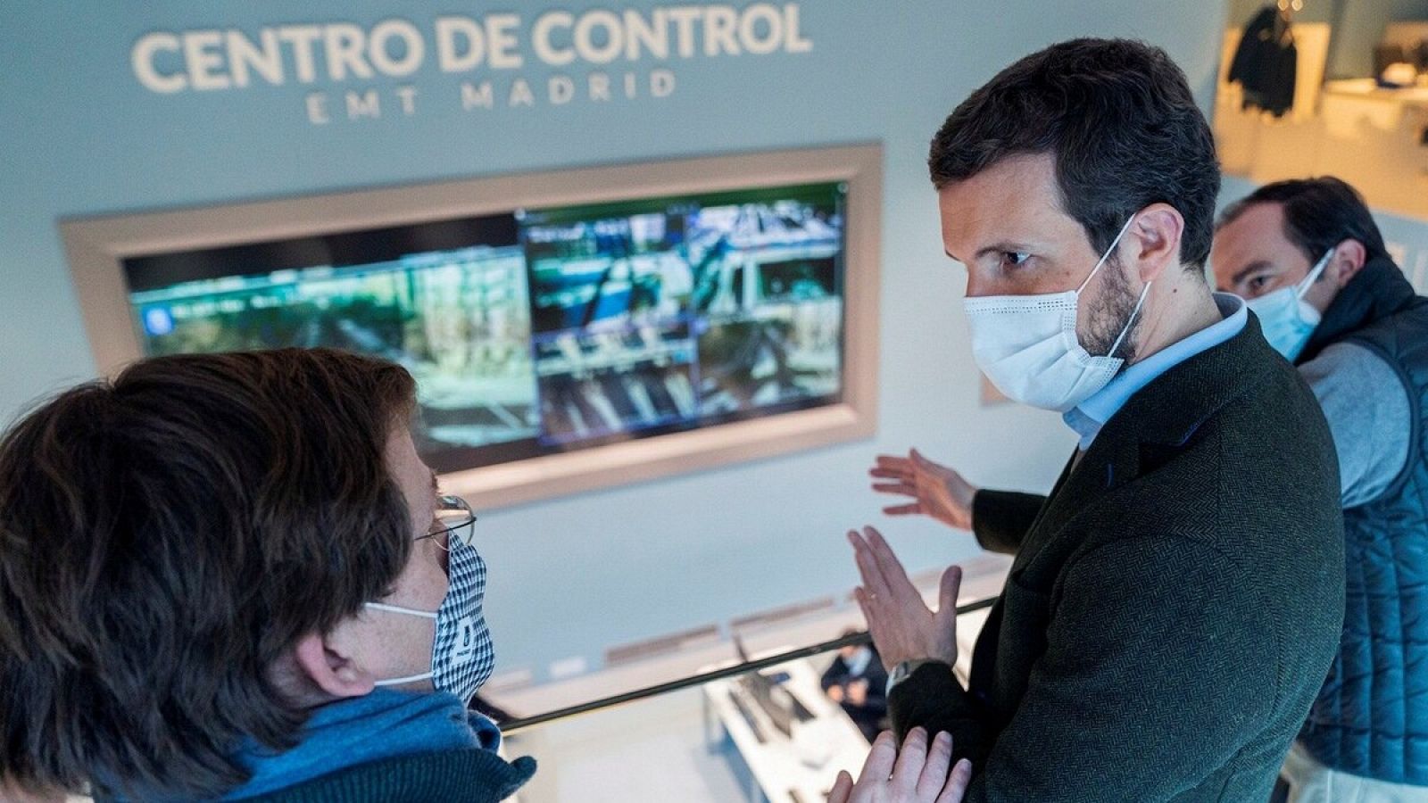 Casado y Almeida en su visita a la EMT este miércoles tras el paso de la borrasca Filomena en Madrid.