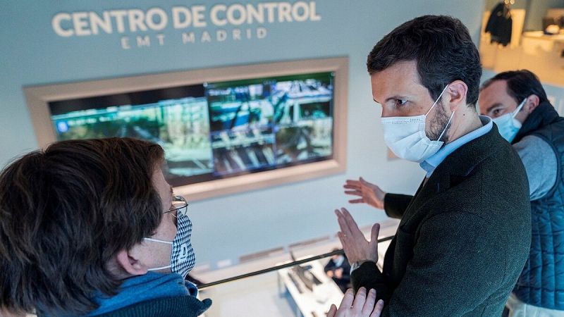 Casado y Almeida en su visita a la EMT este miércoles tras el paso de la borrasca Filomena en Madrid.
