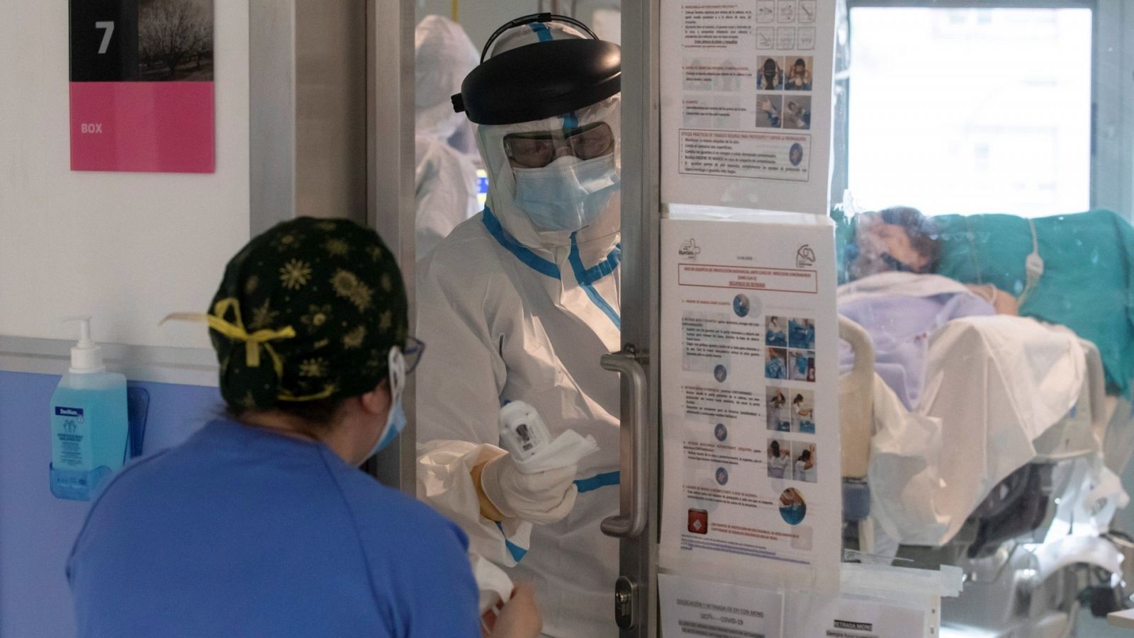 Dos enfermeras atienden a un paciente ingresado por coronavirus en el Hospital Reina Sofía de Murcia