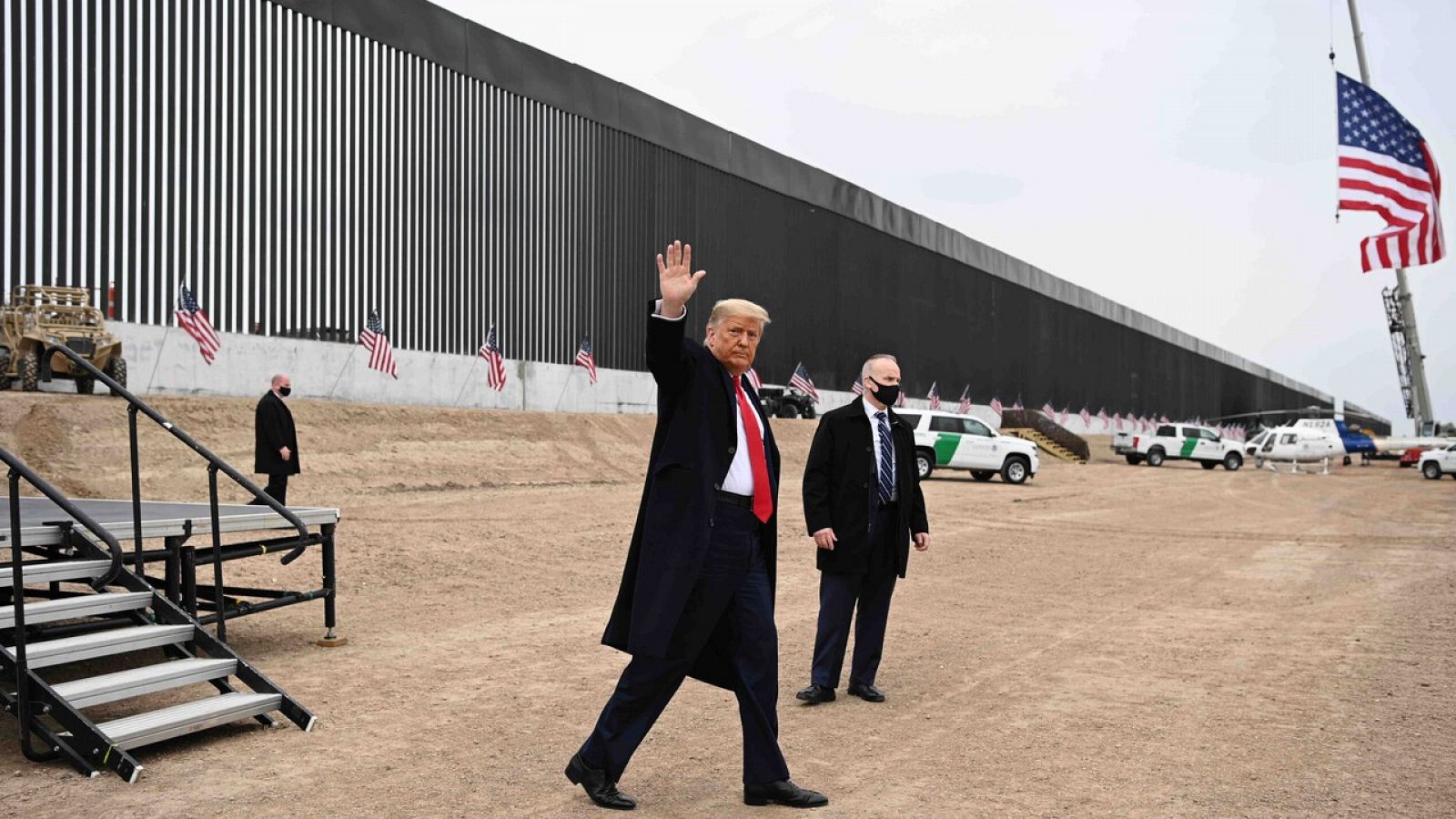 El presidente de EE.UU., Donald Trump, visita una sección del muro fronerizo con México en El Álamo, Texas, el 12 de enero. MANDEL NGAN / AFP