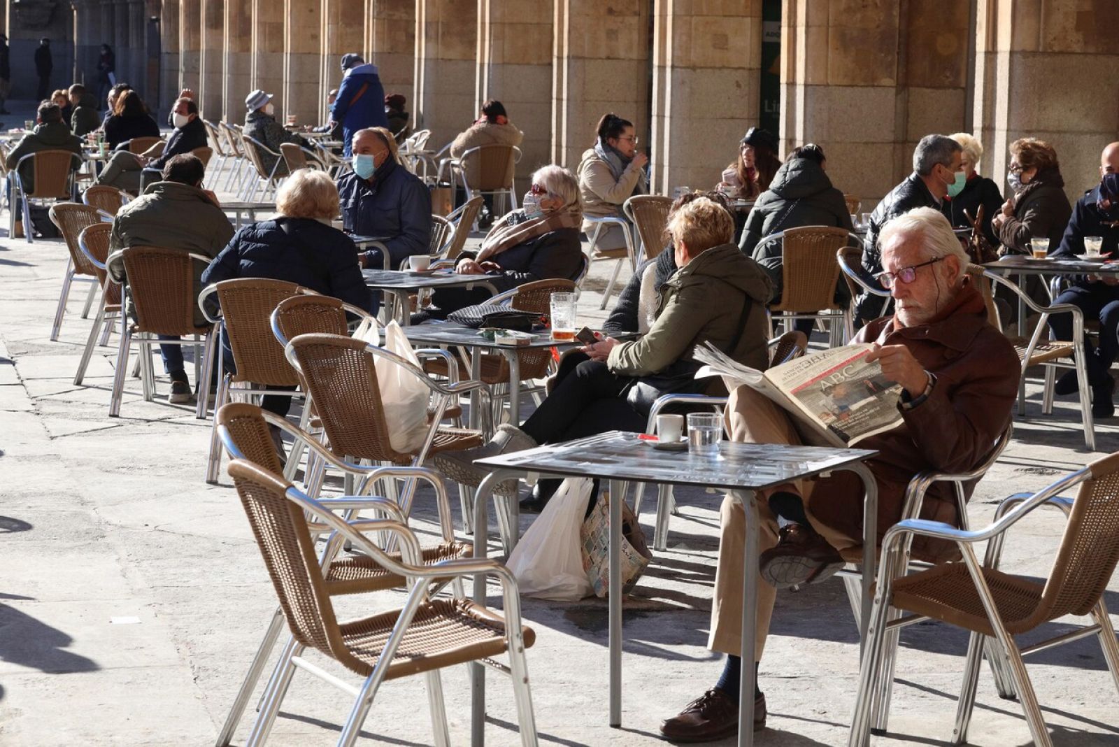 Varias personas disfrutan de una terraza en Salamanca este miércoles. EFE/JM García