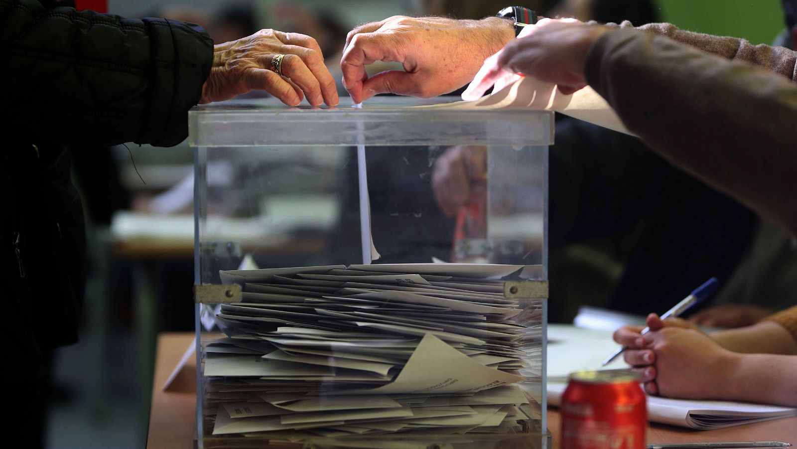 Una ciudadana ejerce su derecho a voto en un colegio electoral de Barcelona.