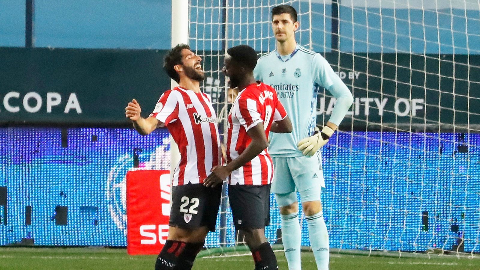 Raúl García e Iñaki Williams celebran la victoria ante el Real Madrid