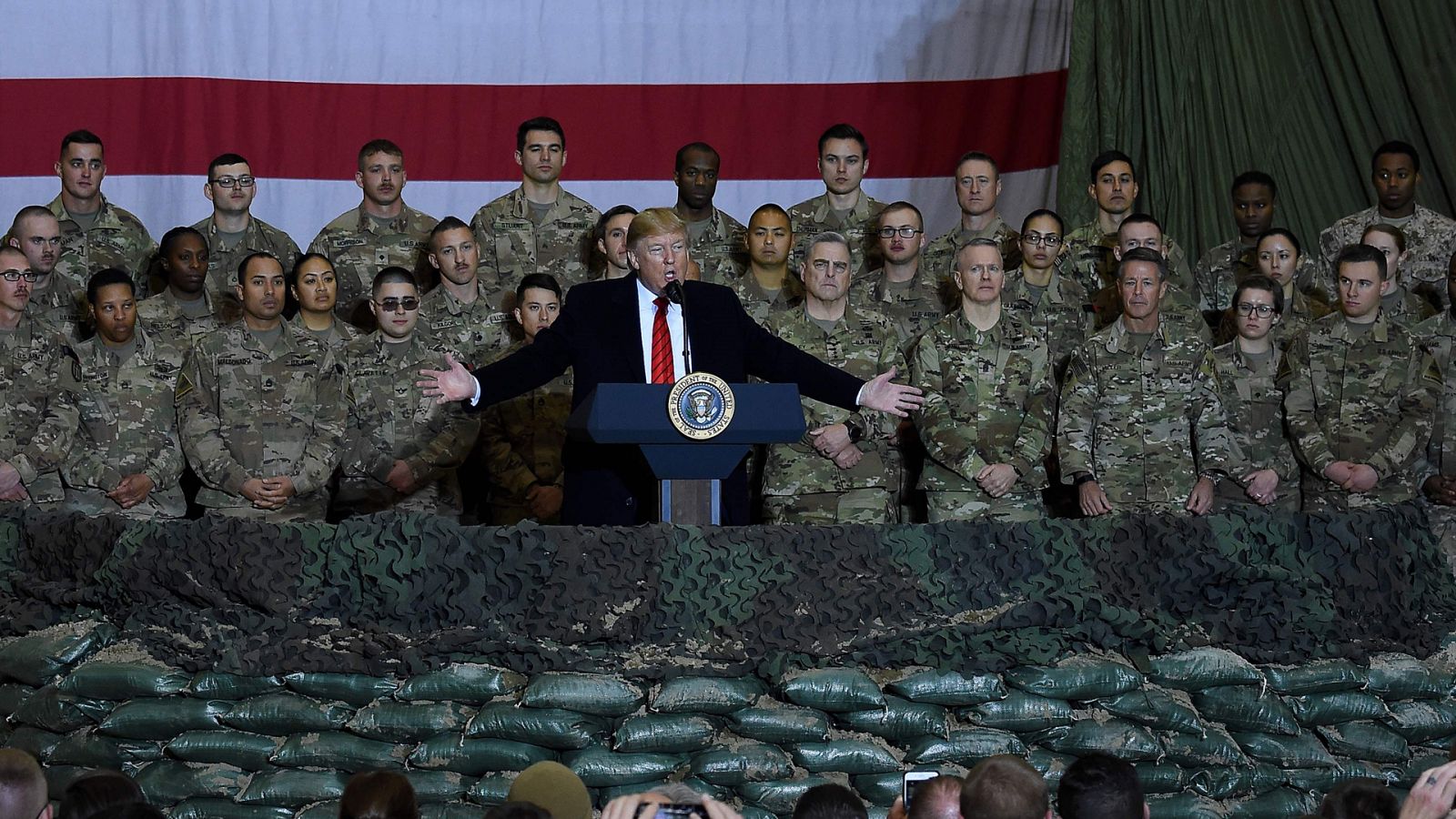 El presidente de los Estados Unidos, Donald Trump, habla con las tropas durante una visita sorpresa el día de Acción de Gracias en el campo aéreo de Bagram, el 28 de noviembre de 2019 en Afganistán.