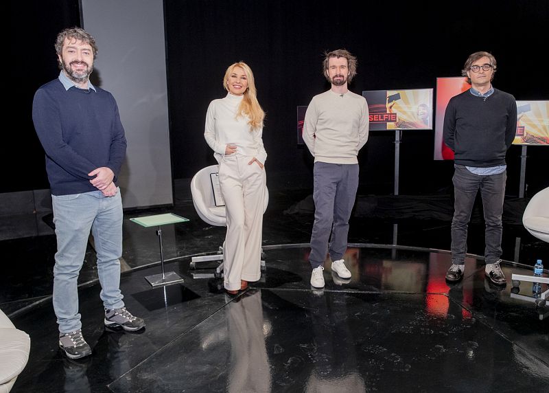 Cayetana Guillén Cuervo con el director Victor García León, el actor Santiago Alverú y el crítico Luis Martínez