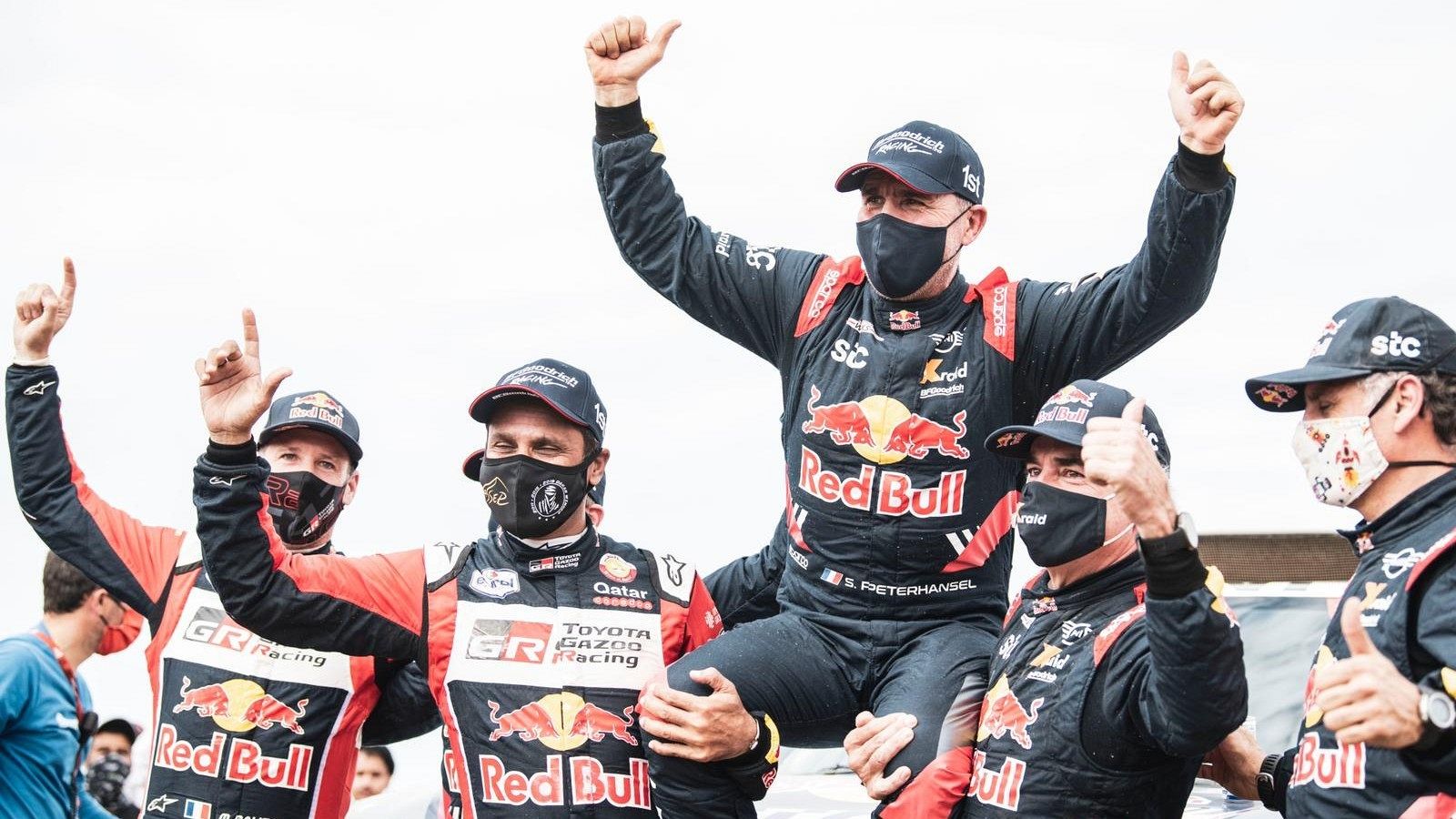  Peterhansel celebra su victoria en el Dakar 2021