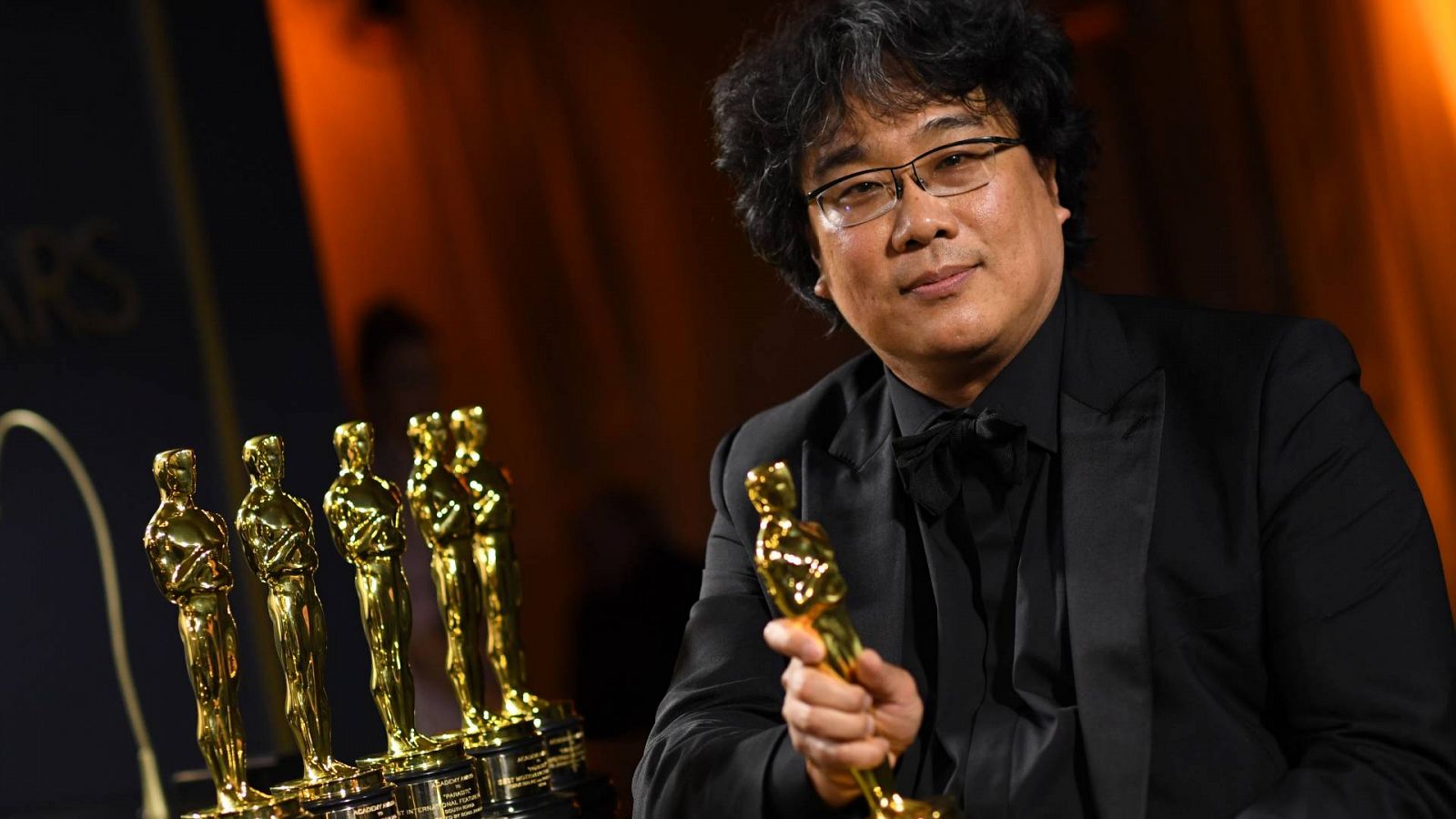 Bong Joon-ho posando con los Oscar en febrero de 2020