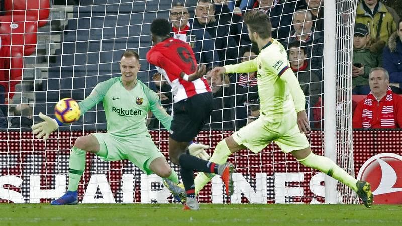 Iñaki Williams dispara a Ter Stegen en un partido entre Athletic y Barça.