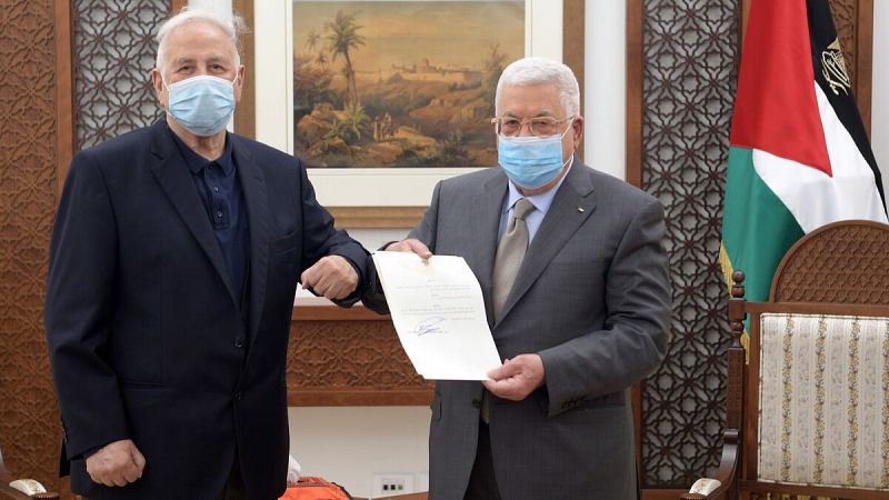 El presidente palestino, Mahmud Abás, con el decreto que anuncia las elecciones