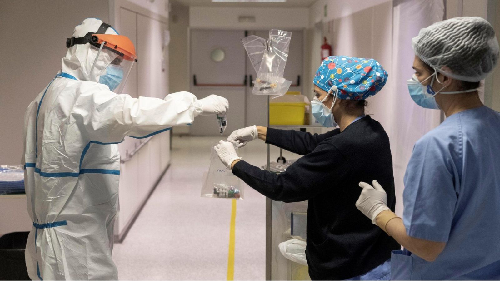 Sanitarios recogen muestras de sangre de un paciente ingresado por coronavirus en el Hospital Reina Sofía de Murcia.