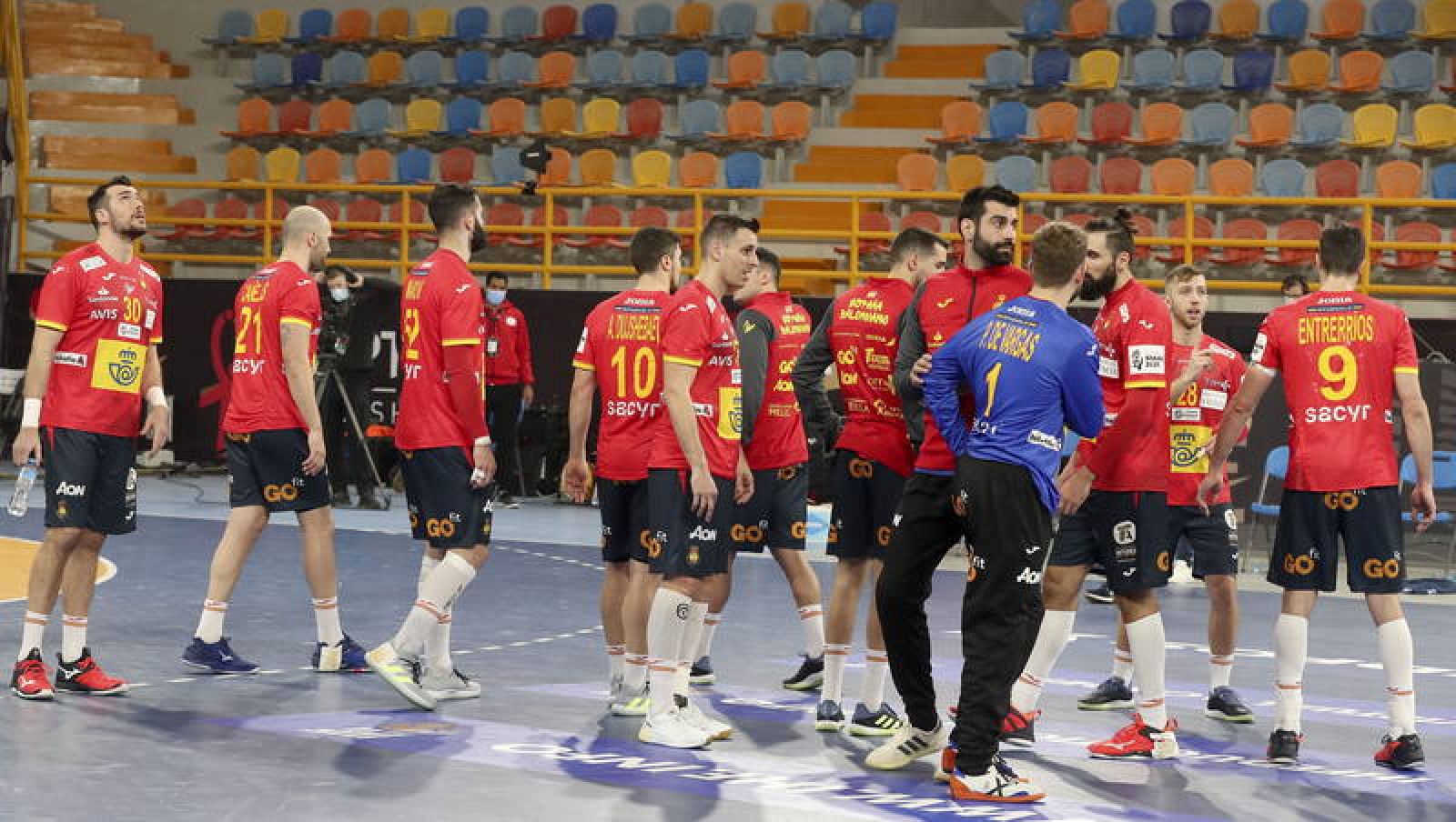 Los jugadores de la selección española de balonmano tras empatar ante Brasil en el partido del debut mundialista.