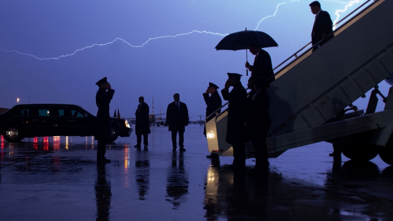 El presidente de EE.UU., Donald Trump, desembarca del avión presidencial, el Air Force One, en la base de Andrews, en Maryland, en agosto de 2020. SAUL LOEB / AFP