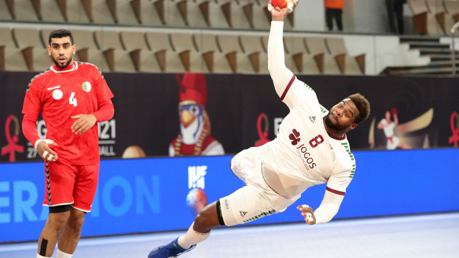 El jugador de la selección de balonmano de Portugal Victor Iturriza lanza de forma acrobática ante Argelia