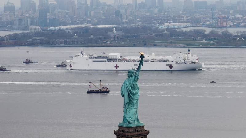Coronavirus en EE.UU: El barco hospital USNS Comfort pasa por delante de la Estatua de la Libertad para entrar en el puerto de Nueva York, en marzo de 2020.