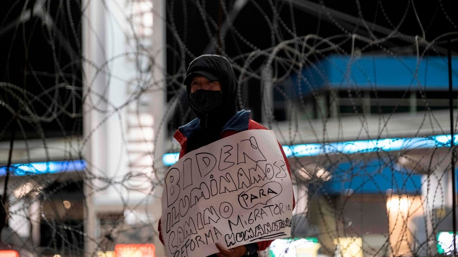 Un manifestante reclama una reforma migratoria en la frontera entre EE.UU. y México
