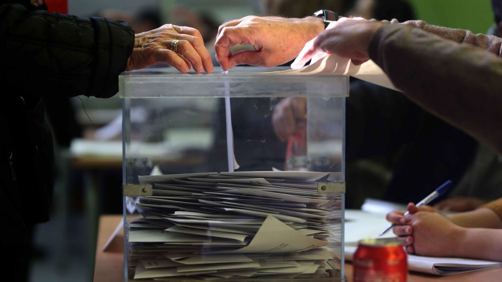 Una ciudadana ejerce su derecho a voto en Barcelona en las elecciones catalanas de 2017