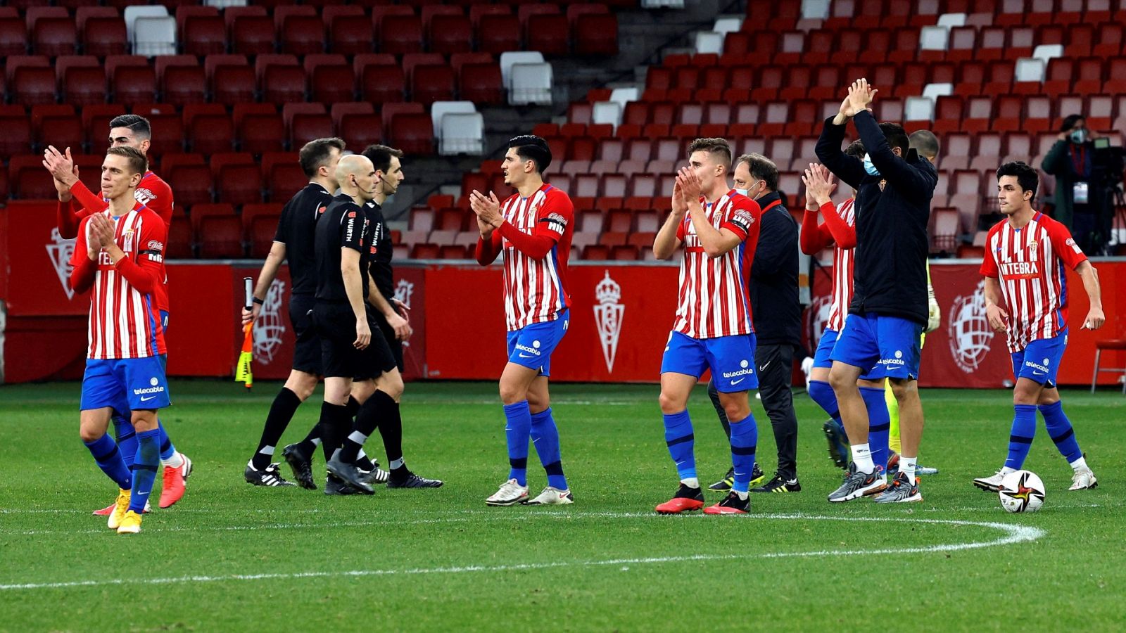 Los jugadores del Sporting aplauden a los aficionados que, por primera vez durante la pandemia, acudieron al estadio tras caer eliminados en los dieciseisavos de la Copa del Rey