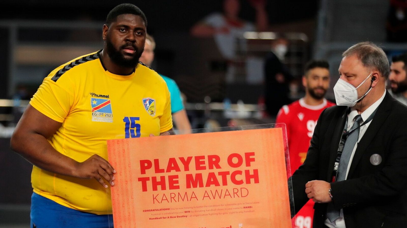 Gauthier Mvumbi recibe el premio al mejor jugador del partido en el pasado Baréin-Congo del Mundial.