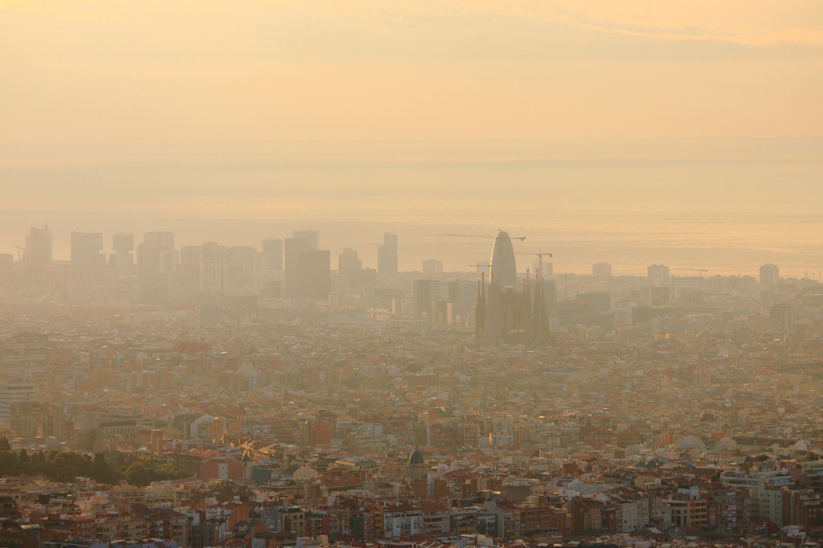 Campana de contaminación sobre la ciudad de Barcelona