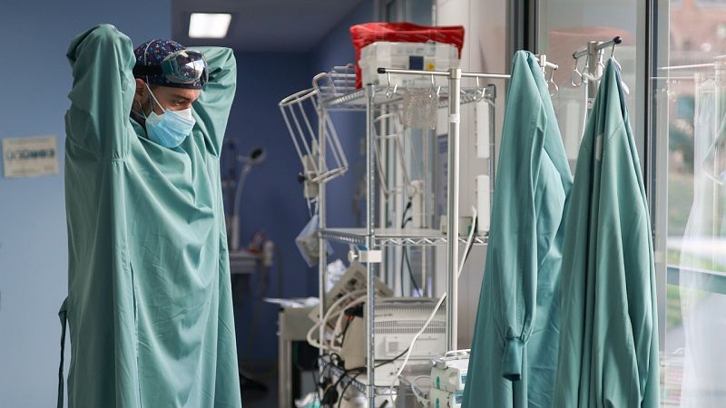 Un sanitario se prepara en la UCI de un hospital en Cataluña