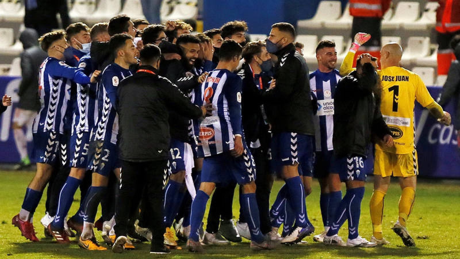 Los jugadores del Alcoyano, tras eliminar al Real Madrid.
