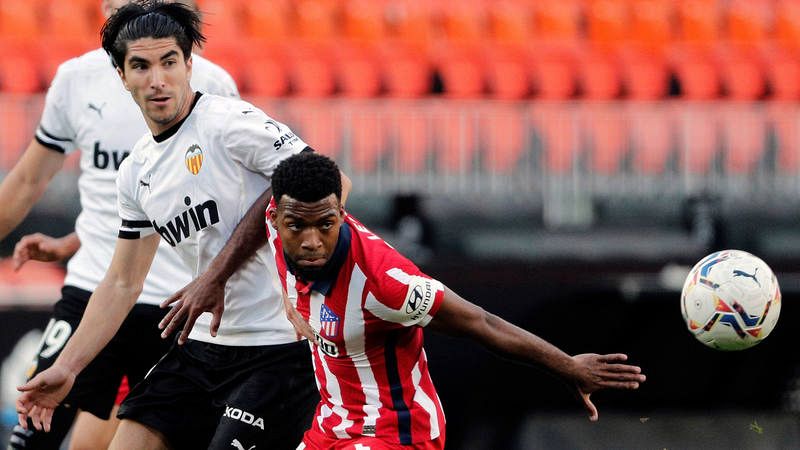 El centrocampista del Atlético de Madrid Thomas Lemar (dcha.) y el del Valencia Carlos Soler, durante el partido de la primera vuelta en Mestalla