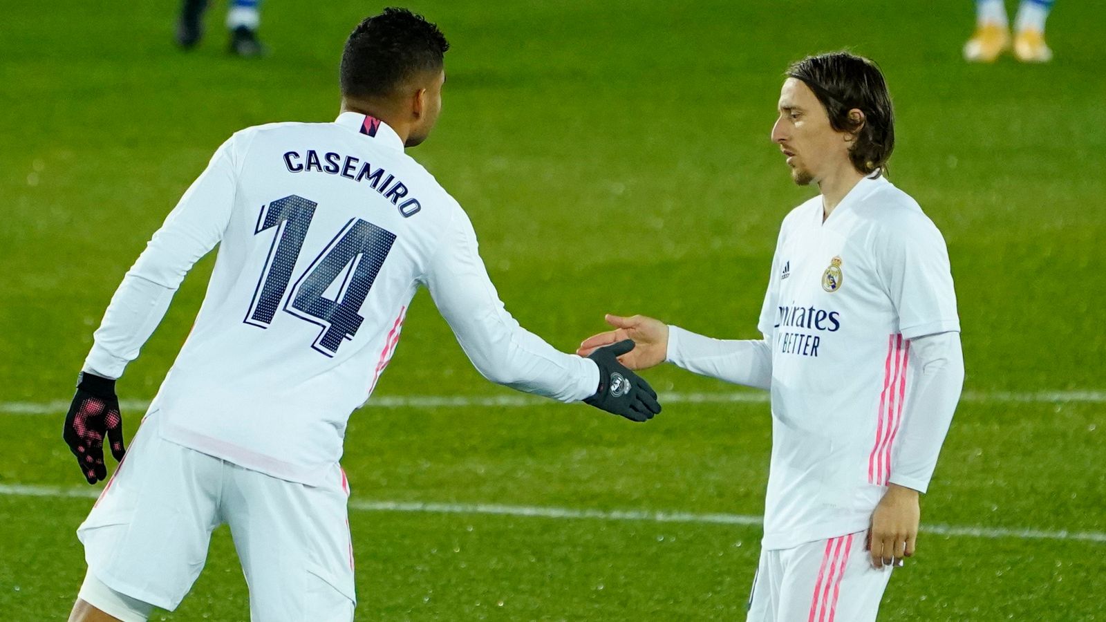 Casemiro y Luka Modric, en el campo del Alavés