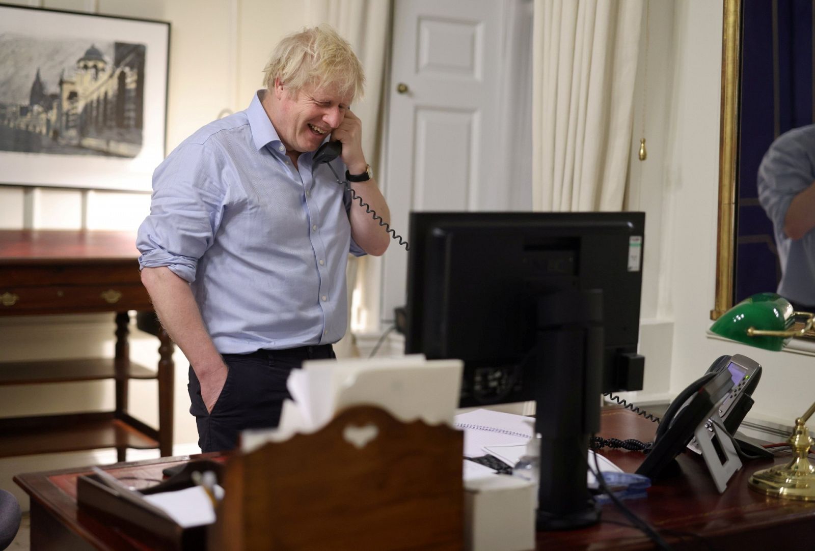 El primer ministro del Reino Unido, Boris Johnson, conversa por teléfono con el presidente de EE.UU., Joe Biden