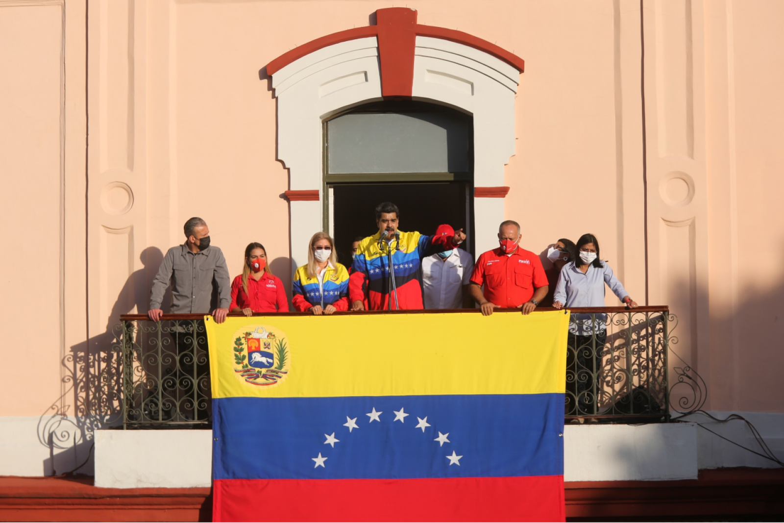 El presidente de Venezuela, Nicolás Maduro (c), durante un acto en Caracas el sábado 23 de enero de 2021.