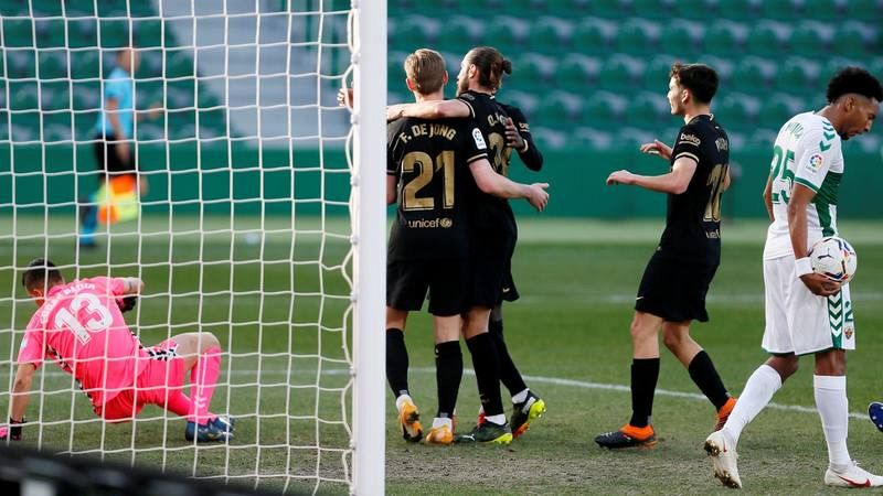 El centrocampista holandés del FC Barcelona Frenkie De Jong celebra con Antoine Griezmann su gol ante el Elche 