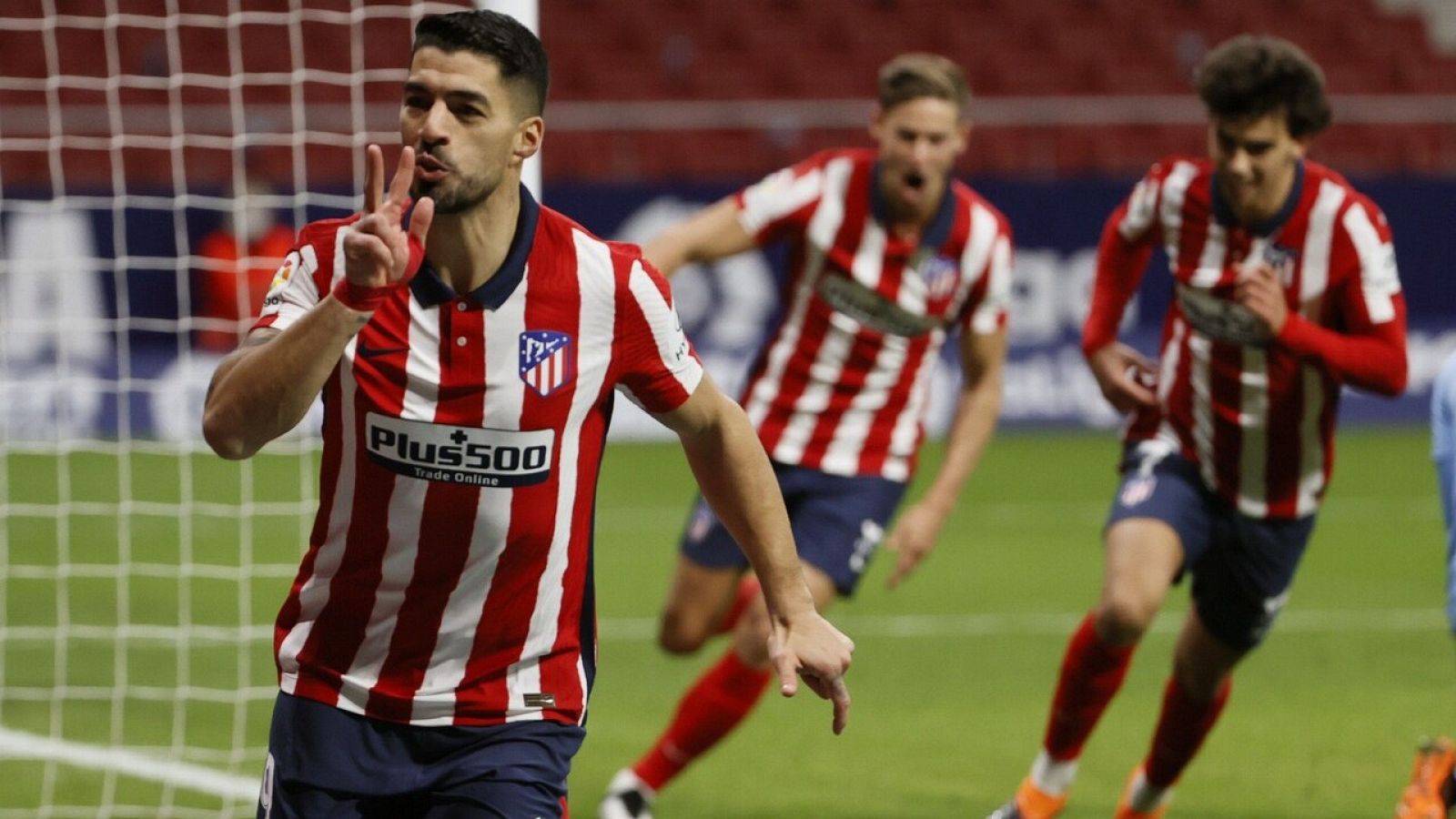 Luis Suárez, en primer término, celebra su gol ante el Valencia.