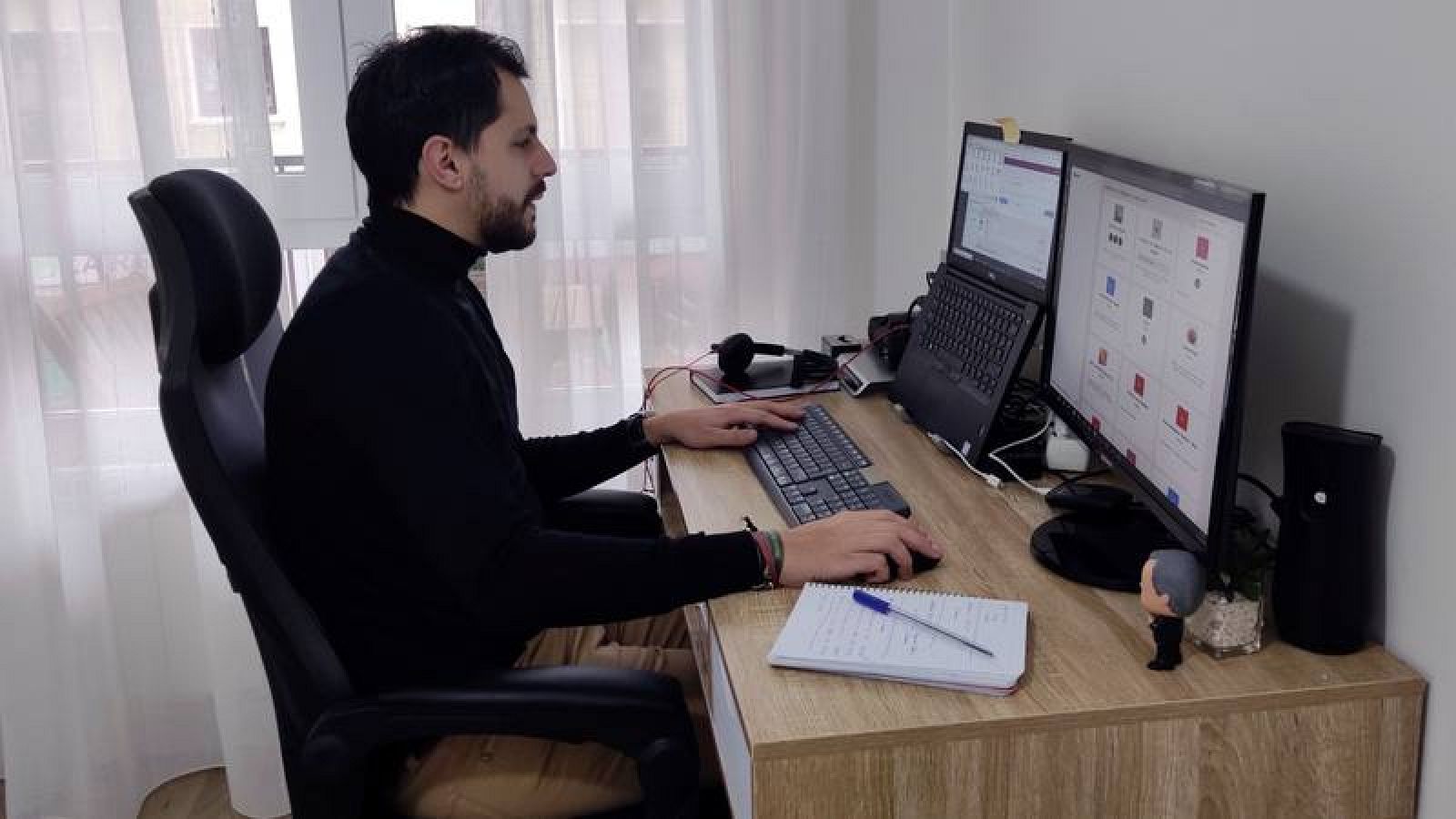 Un empleado teletrabaja desde su casa en Zamora