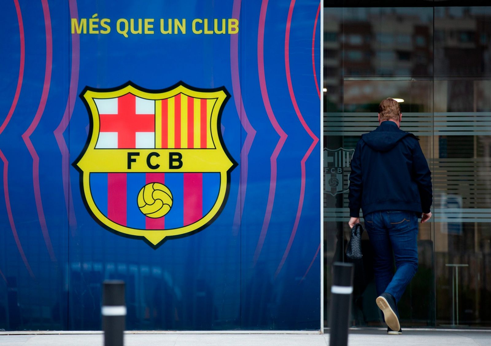 El entrenador holandés del FC Barcelona, Ronald Koeman, llega a las oficinas del club donde los tres candidatos a la presidencia del FC Barcelona